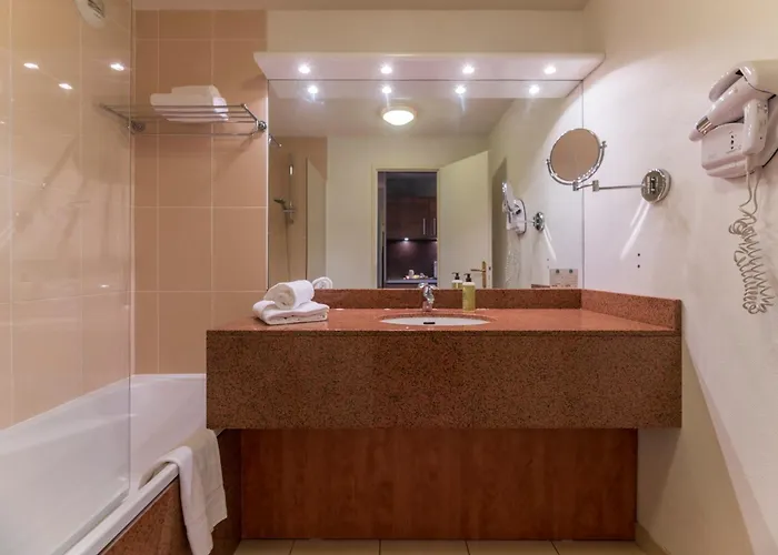 Hotel Cerise Bordeaux Aeroport 3*